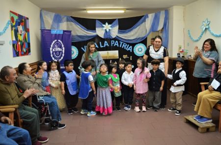 El Jardín de Infantes N° 1 celebró el 25 de Mayo junto a los residentes de la institución "Dr. Braulio Zumalacarregui"