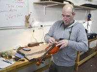 Se avanza con la puesta a punto de instrumentos en el Taller de Luthería