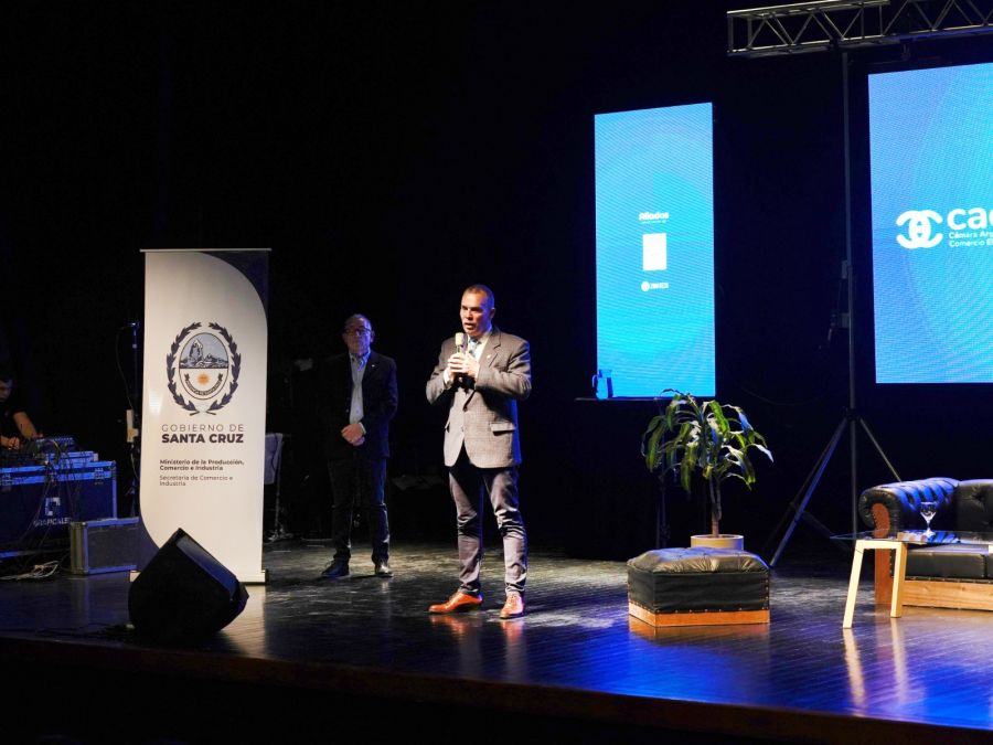 El jefe de Gabinete de Ministros, Daniel Álvarez, habló en la inauguración de la “e-commerceSUR: Navegando el futuro comercial de Santa Cruz”, en Caleta Olivia.