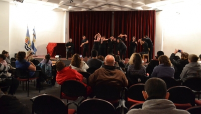 El elenco del grupo de teatro de la Dirección de Discapacidad presente en la Feria del Libro