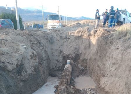 Servicios Públicos realiza tareas de reparación en el caño principal de agua en El Calafate