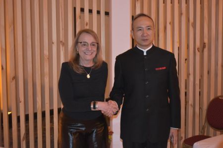 Alicia Kirchner y Wang Wei, embajador de China en Argentina. 
