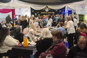 Cena show por el Mes de las Personas Mayores: fue una noche de encuentro, alegría y comunidad