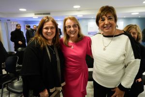La diputada Paola Vessvessian acompañó a la Gobernadora en su exposición. 