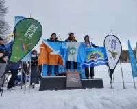 Santa Cruz en el podio al culminar la participación en los Evita de Invierno