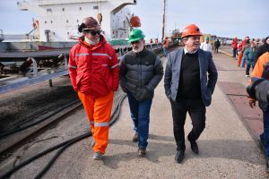Autoridades del Gobierno Provincial con el interventor de YCRT, Pablo Gordillo Arriagada. 
