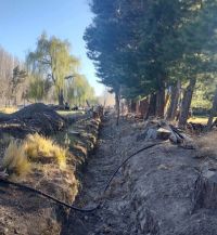 Trabajan en la limpieza y el acondicionamiento de canales de riego en Los Antiguos