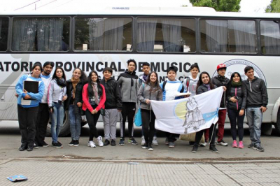 Contingente de la Escuela Provincial de Danzas partió rumbo al Festival Juvenil Patagónico del Folklore