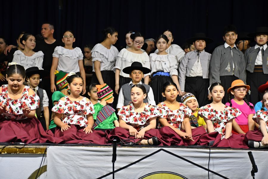 La Escuela Provincial de Danzas celebró su muestra de Folklore y Tango