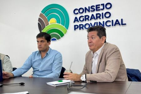 Hugo Garay junto a Pablo Gordillo Arriagada en la reunión por el carbón para el campo santacruceño. (Foto Archivo)
