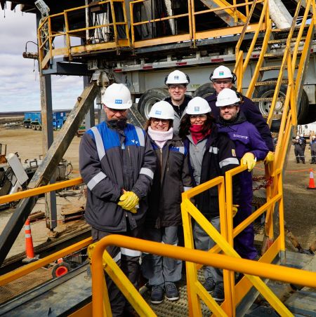 La Gobernadora recorriendo las instalaciones del Yacimiento El Cerrito