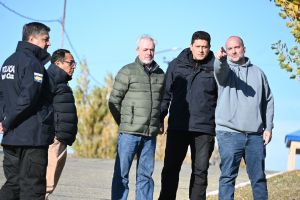 Juan Carlos Berasaluce (Distrigas) junto a las autoridades de Seguridad en la Escuela de Policía "Comisario Inspector Eduardo V. Taret". 