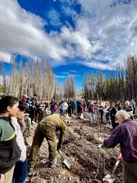 Próximos egresados de la Escuela Agropecuaria Provincial N°1 plantaron un monte frutal como legado educativo
