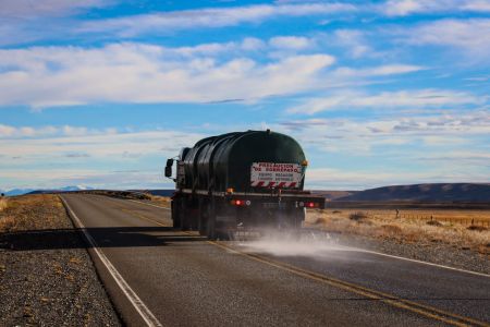 Vialidad Provincial realiza riego de líquido antihielo sobre la Ruta Nacional N° 40
