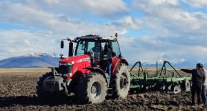 El Gobernador pone en marcha proyecto agrícola en El Calafate.