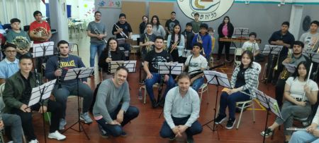 El saxofonista Emiliano Barri compartió un ensayo y concierto con la Banda de la Escuela Re Si