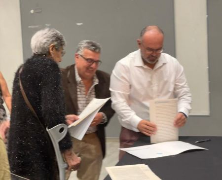 Familias de Caleta Olivia accedieron a su título de propiedad con la firma de escrituras