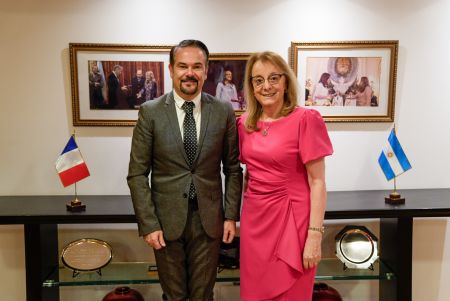 Alicia Kirchner y Romain Louis Nadal, embajador de Francia en Argentina. 