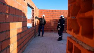 El mandatario provincial recorriendo la obra. 