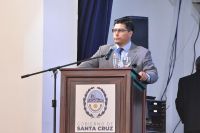 El gobernador pronunciando su discurso y destacando que Santa Cruz Puede.