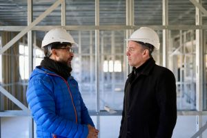 Daniel Álvarez, jefe de Gabinete, recorrió el avance de obra de la Escuela N° 43 de Caleta Olivia.