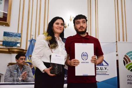 La ministra de Gobierno, Belén elmiger, junto a Nicolás Barrientos.