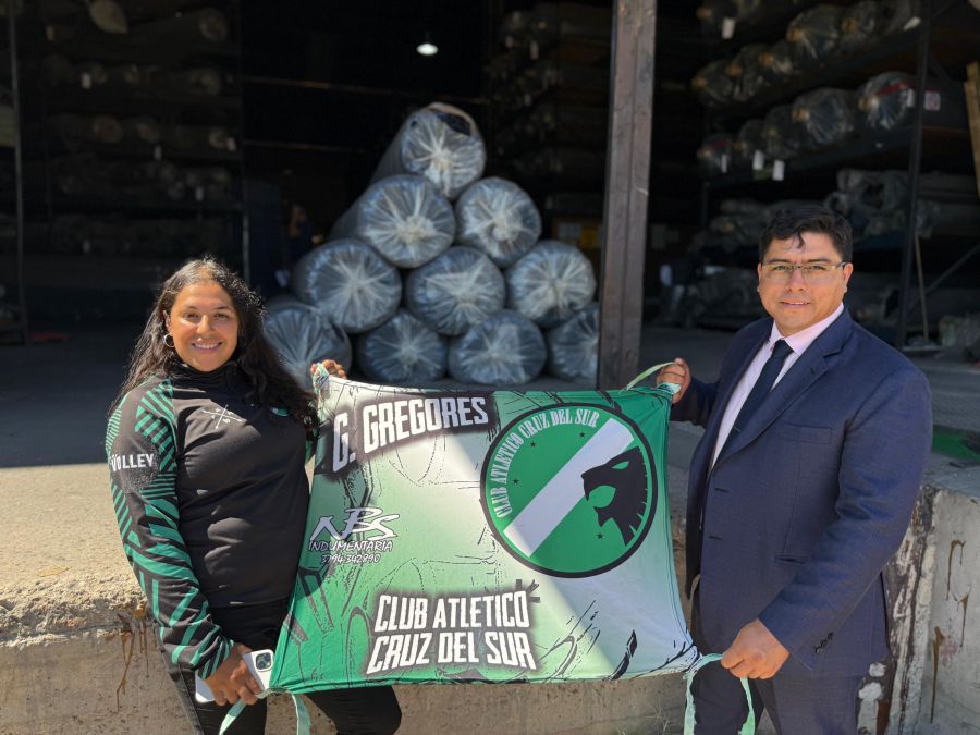 Claudio Vidal entreg&oacute; la tercera cancha de c&eacute;sped sint&eacute;tico para el Club Cruz del Sur de Gobernador Gregores