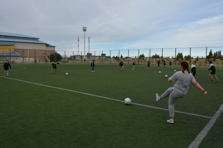 Las futbolistas santacruceñas se preparan para los Juegos de la Araucanía