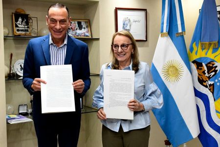 Alicia junto a Arrieta en el Sala de los Escudos de Casa de Gobierno.