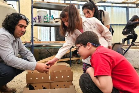 Las escuelas rurales recibieron pollitos bebés para el Taller de Granja