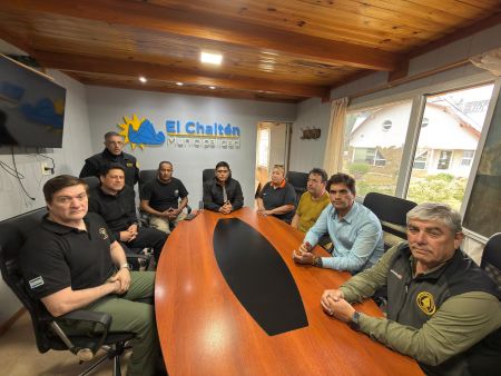 El gobernador Claudio Vidal coordina en El Chaltén las acciones para contener el incendio
