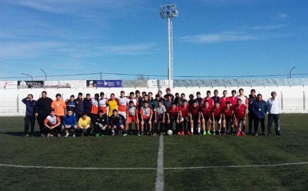 El cuerpo técnico de fútbol observa jugadores de cara a la Araucanía 2017