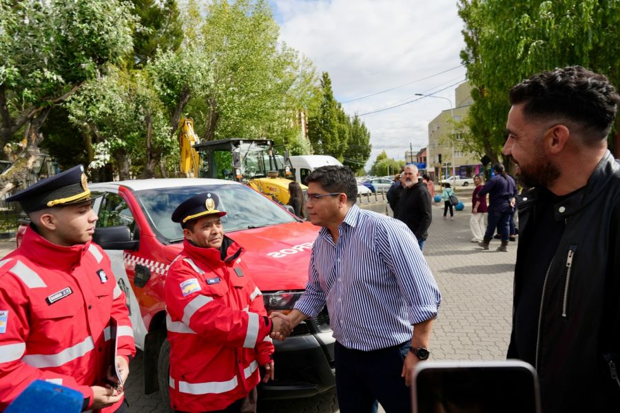 Claudio Vidal entreg&oacute; veh&iacute;culos y maquinaria para fortalecer servicios comunitarios e infraestructura