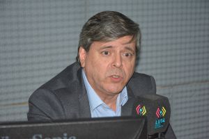 Fabián Leguizamón en los estudios de LU14 Radio Provincia. 