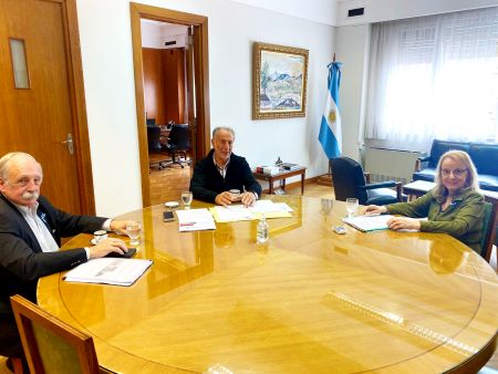 La Gobernadora junto al presidente del CAP y Jorge Neme, secretario Planificación del Desarrollo y la Competitividad Federal.