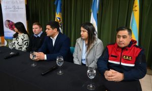 El Gobierno realizó la entrega de uniformes y motobomba para el personal de Los Antiguos