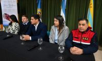 El Gobierno realizó la entrega de uniformes y motobomba para el personal de Los Antiguos