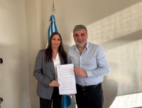 Directora general regional de Educación Zona Centro, María Pía Morini junto al intendente Daniel Gardonio.