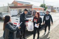 Se realizó un operativo de entrega de guardapolvos kits escolares para acompañar a las familias