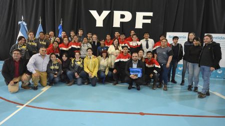 Estudiantes y docentes destacaron la firma del convenio entre el Gobierno e YPF