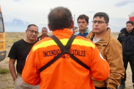 El Gobernador Claudio Vidal acompaña a los brigadistas y sigue de cerca el operativo en El Chaltén