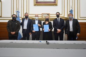 Alicia encabezó el acto de firma de contrato para la finalización de obra en la Ruta Nacional N° 3