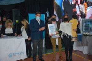Cuarenta y siete familias recibieron la llave de sus flamantes viviendas en Río Gallegos