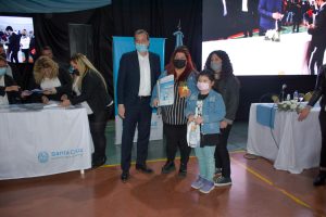 Cuarenta y siete familias recibieron la llave de sus flamantes viviendas en Río Gallegos