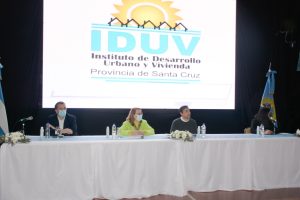 Cuarenta y siete familias recibieron la llave de sus flamantes viviendas en Río Gallegos