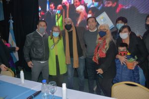 Cuarenta y siete familias recibieron la llave de sus flamantes viviendas en Río Gallegos
