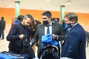 Los Antiguos recibió uniformes para todas las áreas policiales y de seguridad
