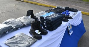 Concretaron la entrega de uniformes a efectivos policiales y de seguridad en Las Heras
