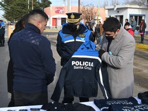 Concretaron la entrega de uniformes a efectivos policiales y de seguridad en Las Heras
