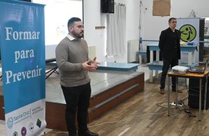 Seguridad y Policía brindaron una charla sobre Grooming en el Club Hispano Americano